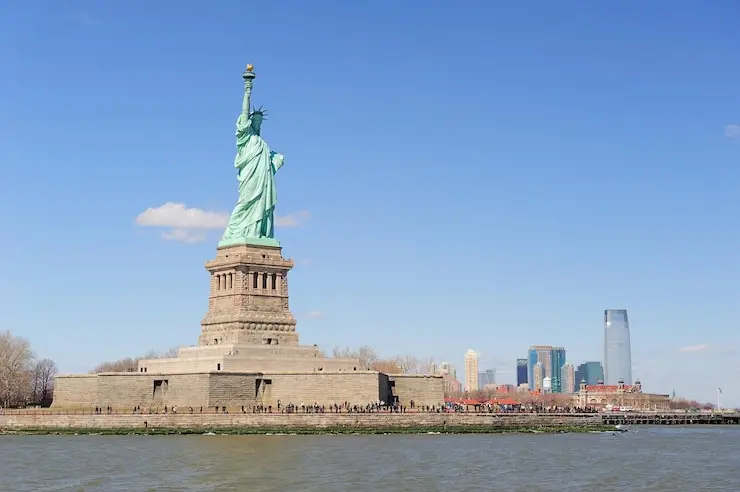 排期  Visa Bulletin Queue，美国移民领域核心概念，指因签证名额法定限制导致移民申请人进入的排队等待状态